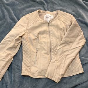 XL Maurice’s Ivory colored moto jacket. Excellent pre-worn condition